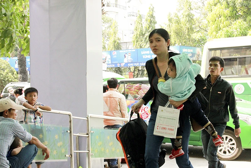 Người ở Sài Gòn tay xách nách mang về quê ăn Tết ảnh 3